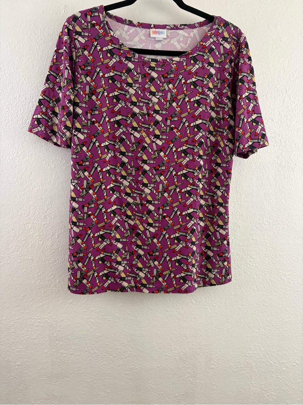 LuLaRoe short-sleeve top purple fabric an all-over lipstick tube size XL
